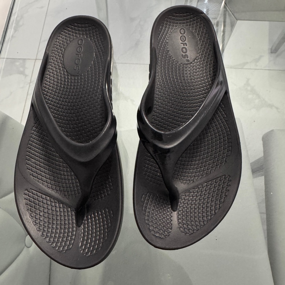 OOFOS Black Comfort Sandals for Casual Wear